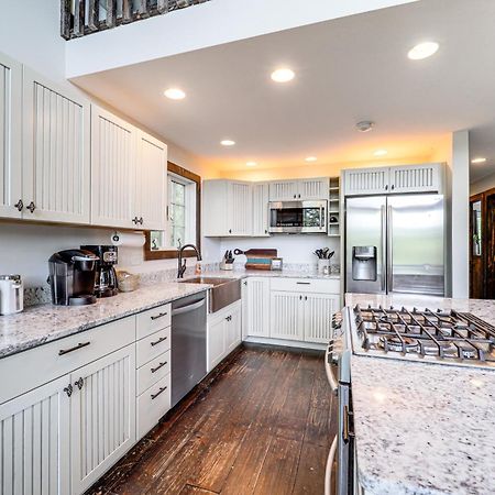 Luxe Appalachian Mountain Cabin With Hot Tub, Views Warrensville المظهر الخارجي الصورة