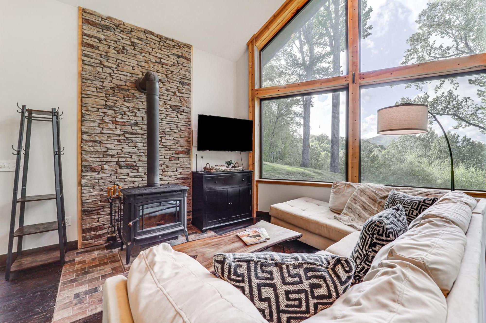 Luxe Appalachian Mountain Cabin With Hot Tub, Views Warrensville المظهر الخارجي الصورة